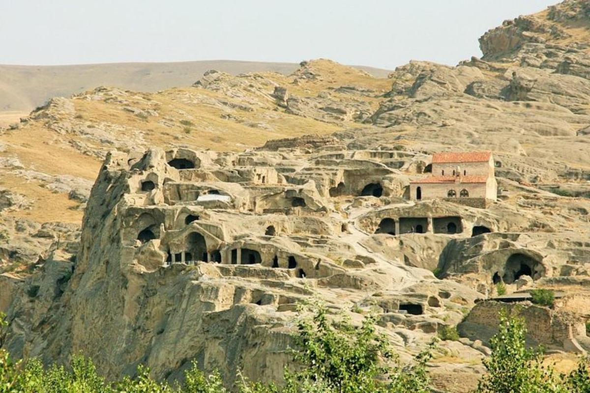 uma montanha rochosa com habitações no deserto