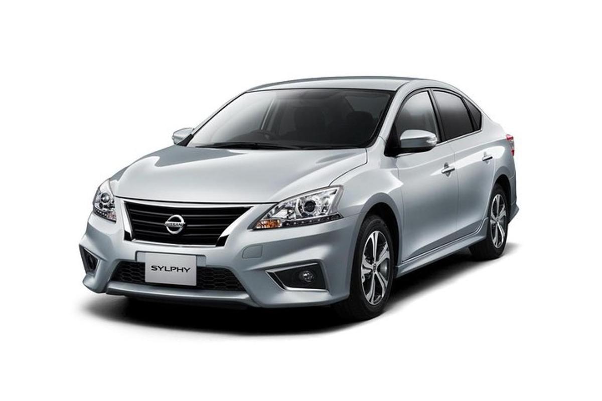 Вид спереду на сріблястий Nissan Sentra