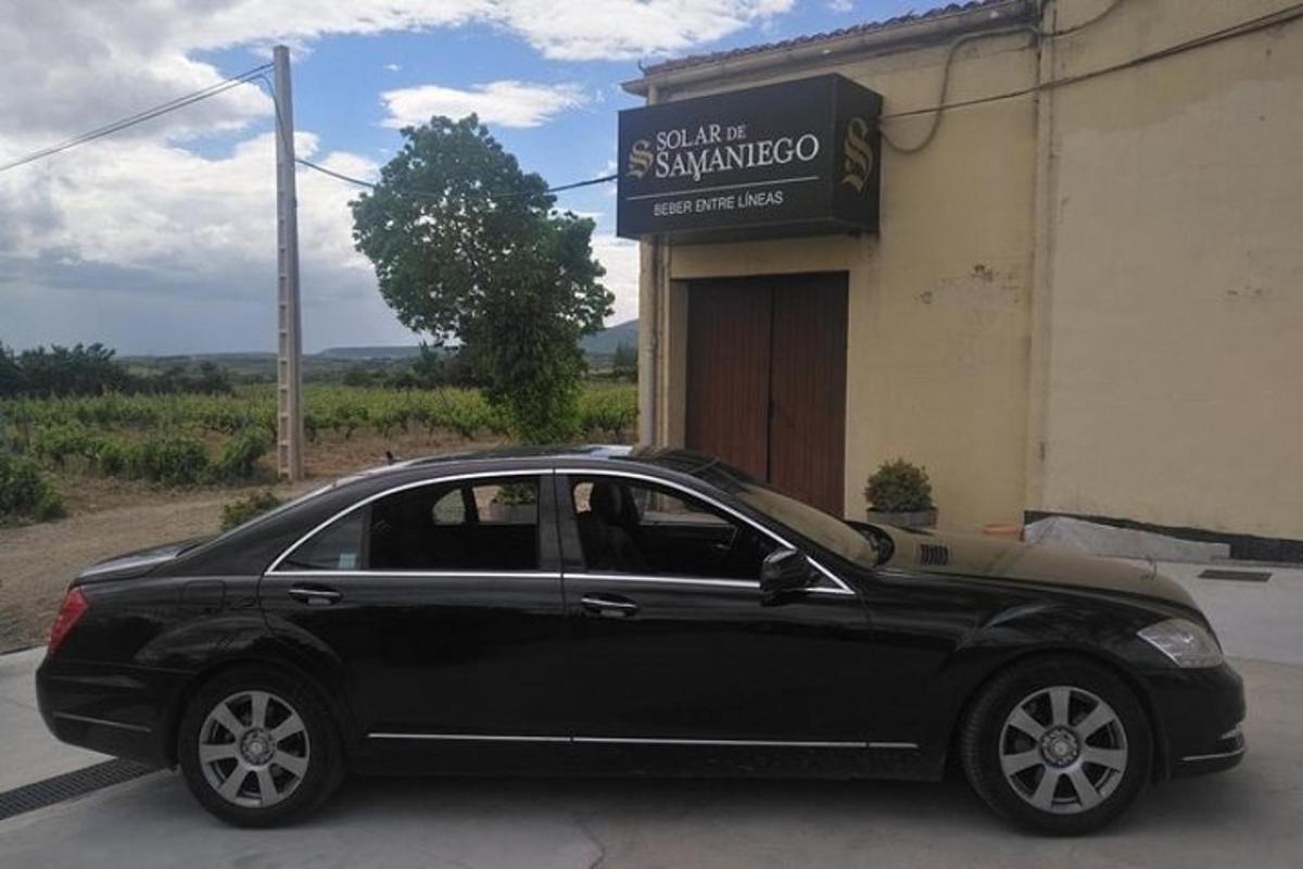 černé auto zaparkované před budovou