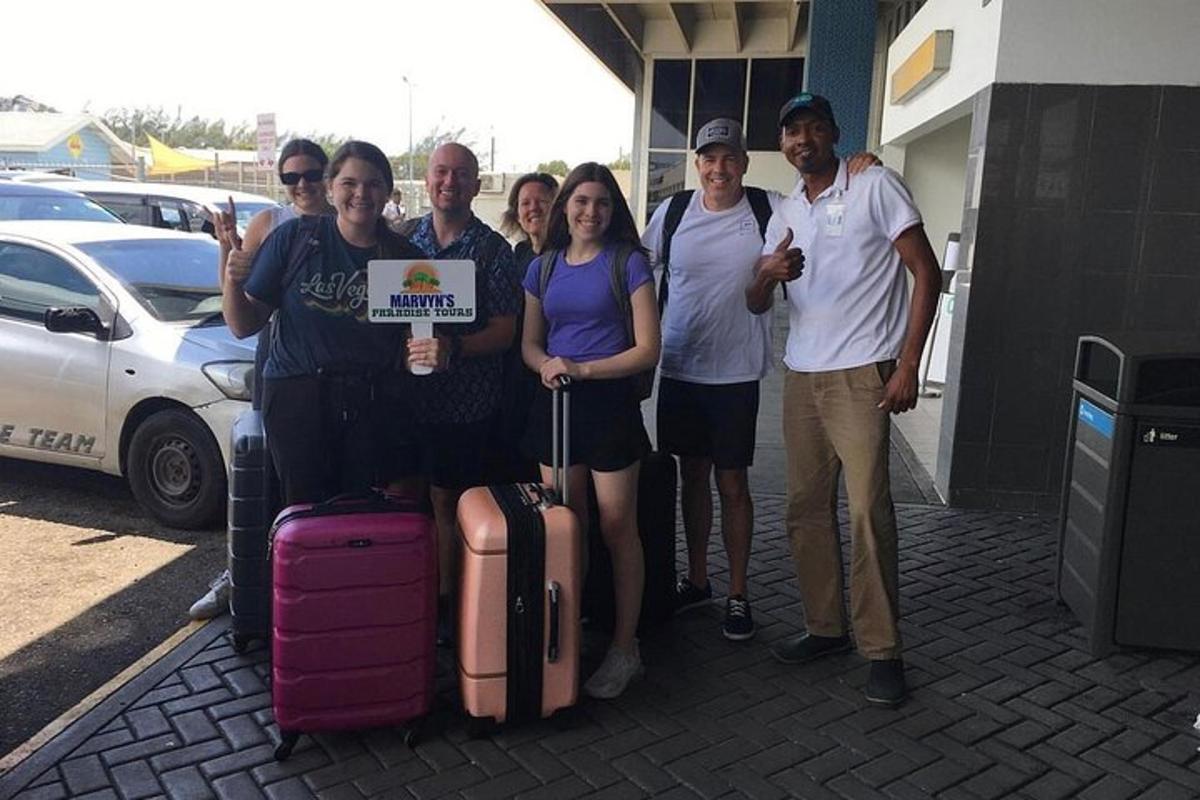 un gruppo di persone in posa per una foto con i bagagli