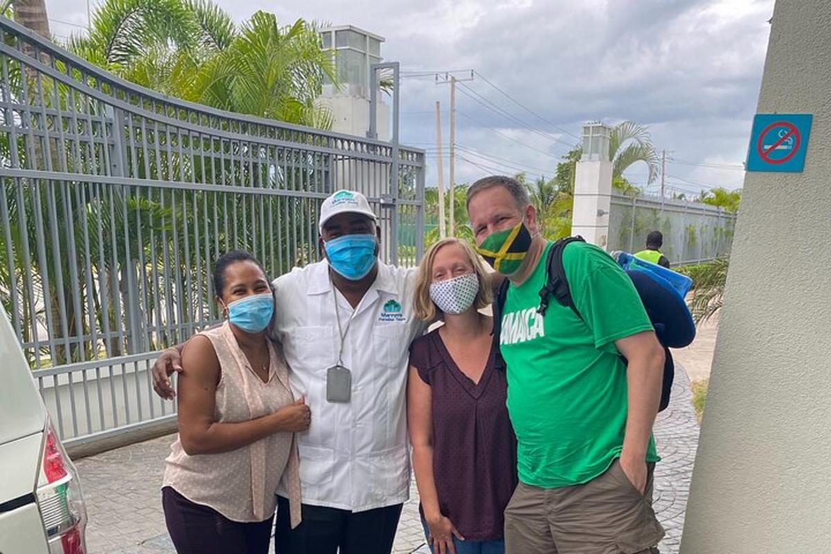un gruppo di persone che indossano maschere in posa per una foto
