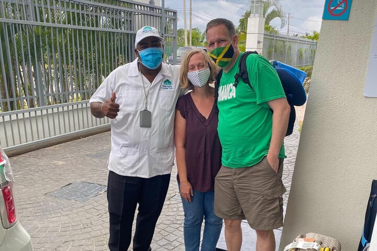 tre persone che indossano mascherine in piedi accanto a un edificio