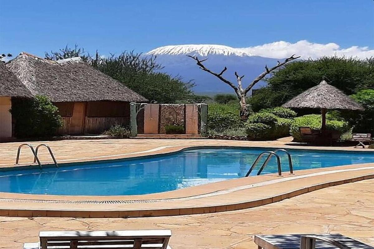 una piscina con una montaña al fondo