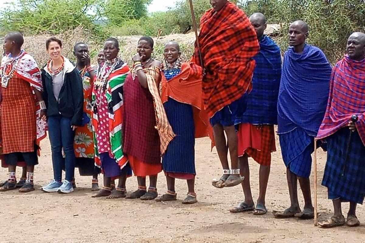un gruppo di persone in piedi una accanto all'altra