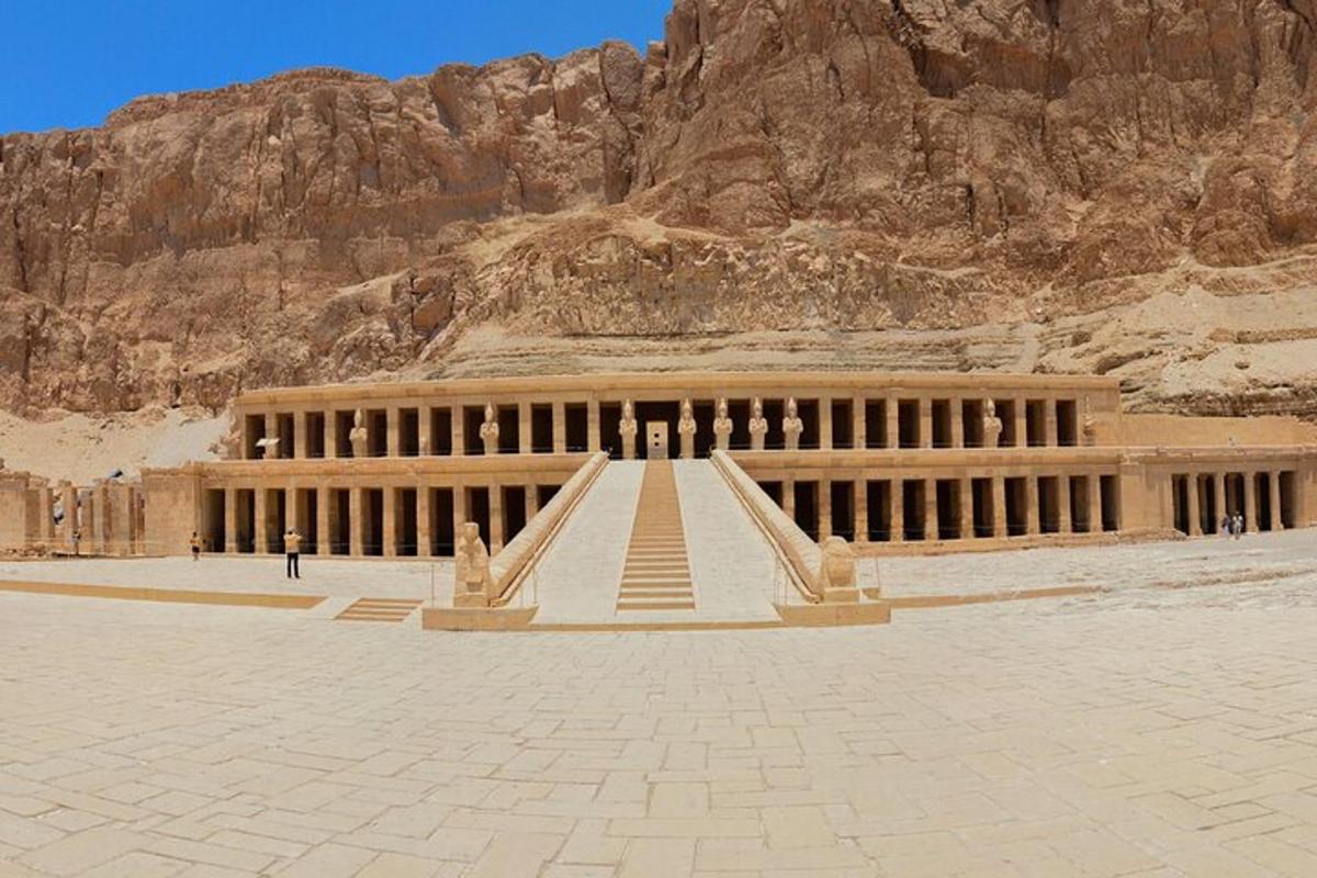een gebouw met een trap voor een berg