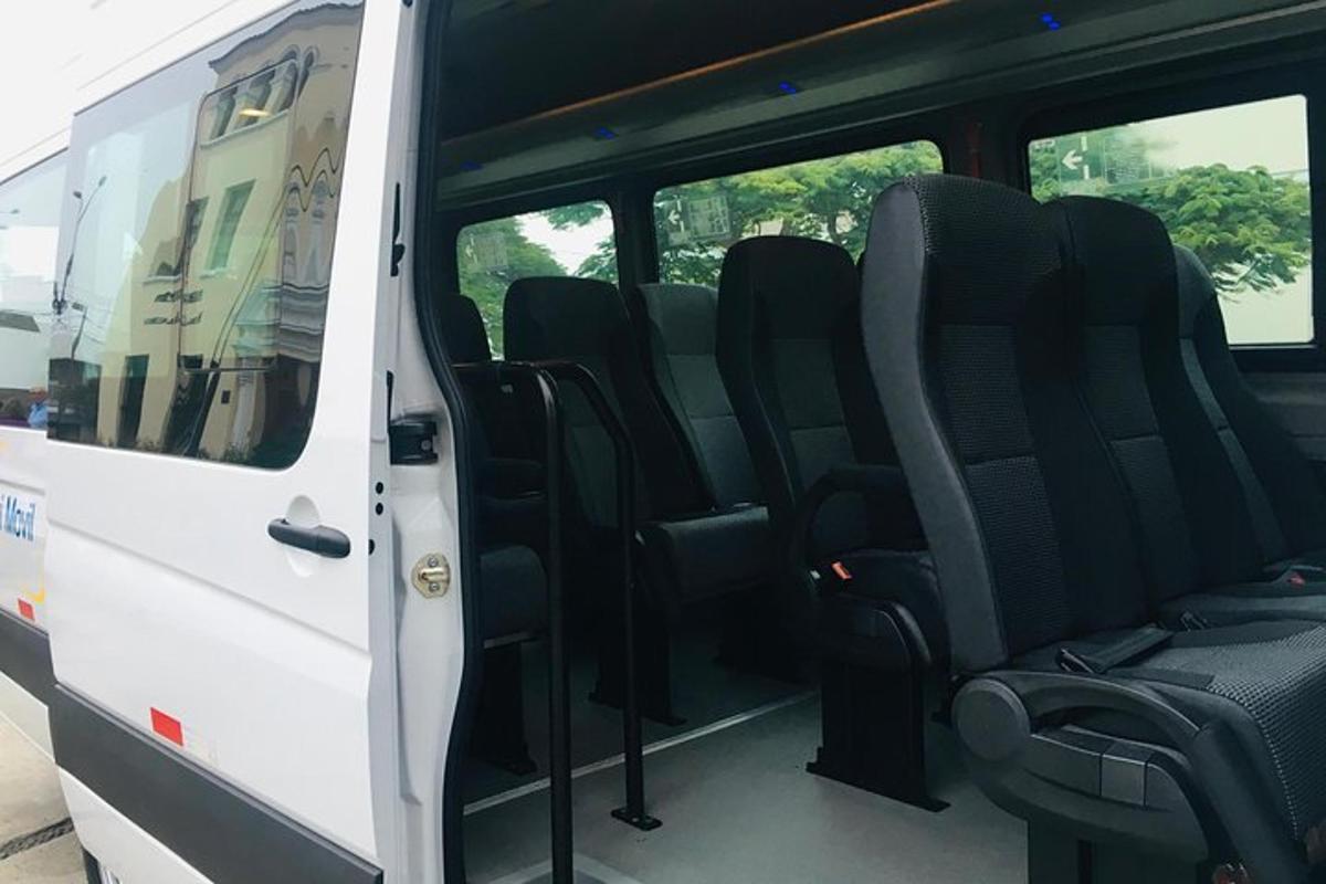 baltas autobusas su tuščiomis sėdynėmis autobuse