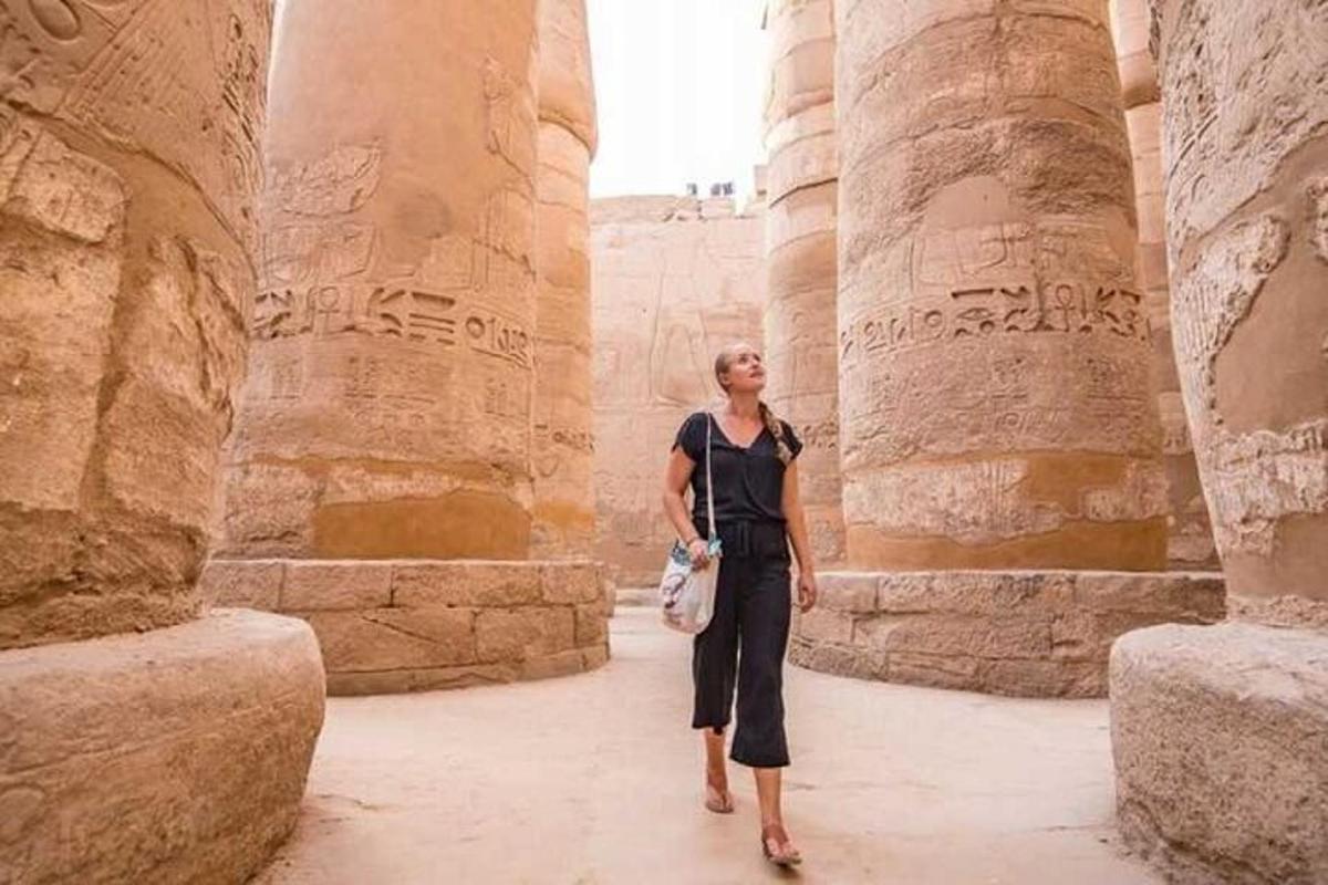 een vrouw die in de kolommen van een tempel staat