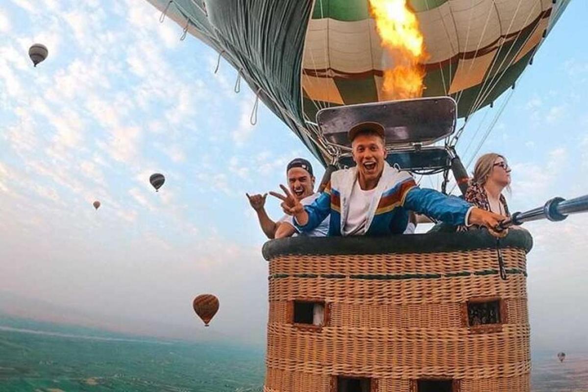een groep mensen die in een luchtballon rijden