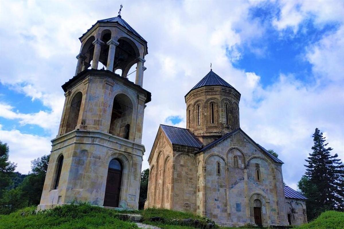 Una antigua iglesia con dos torres en una colina