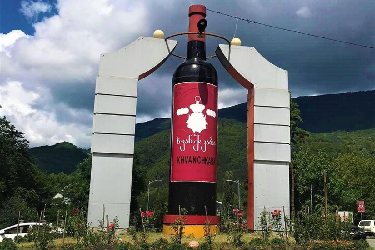 Una gran botella de vino en el costado de un edificio.