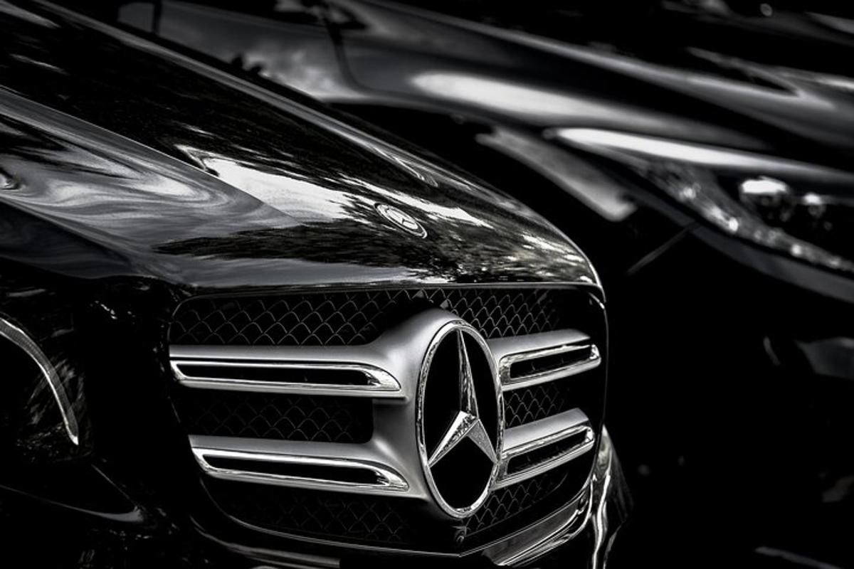 Un primer plano del frente de un automóvil Mercedes Benz.