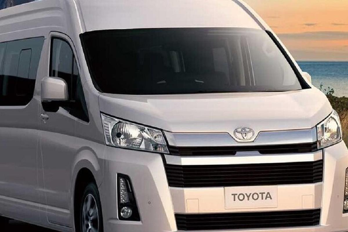 Hvítur Toyota sendibíll lagður við sjóinn