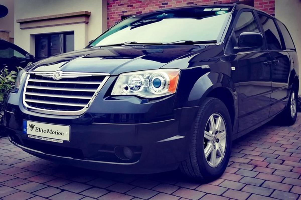 un SUV negru parcat într-o parcare din cărămidă