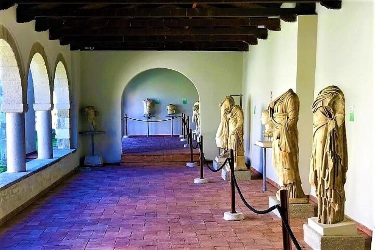 sebuah muzium dengan patung-patung yang dipamerkan dalam bangunan