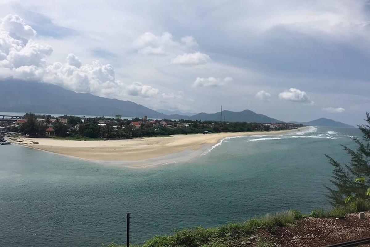 una vista di una spiaggia e dell'oceano