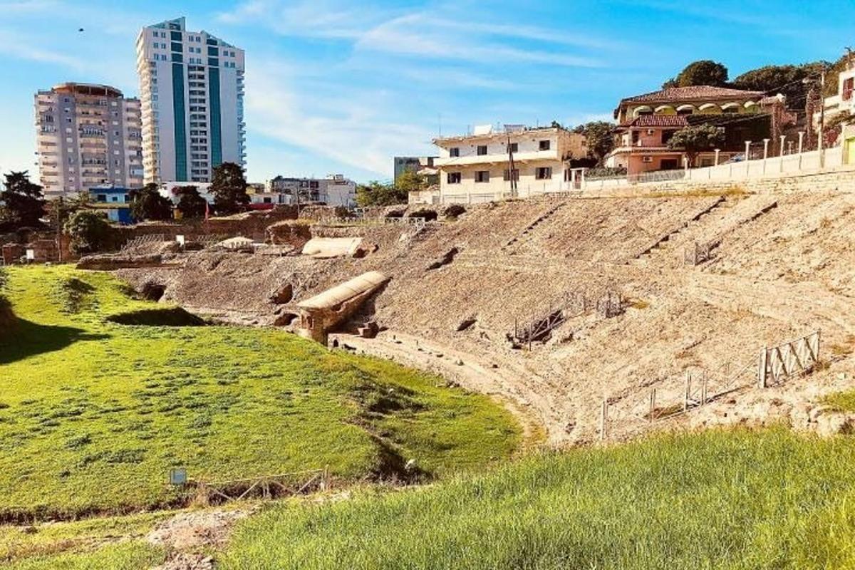 pemandangan bukit dengan latar belakang bangunan