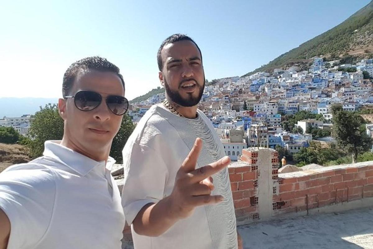 Δύο άντρες στέκονται ο ένας δίπλα στον άλλον μπροστά σε μια πόλη