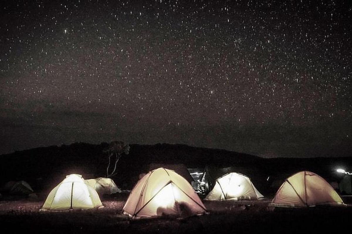 星が輝く夜空の下のテント群