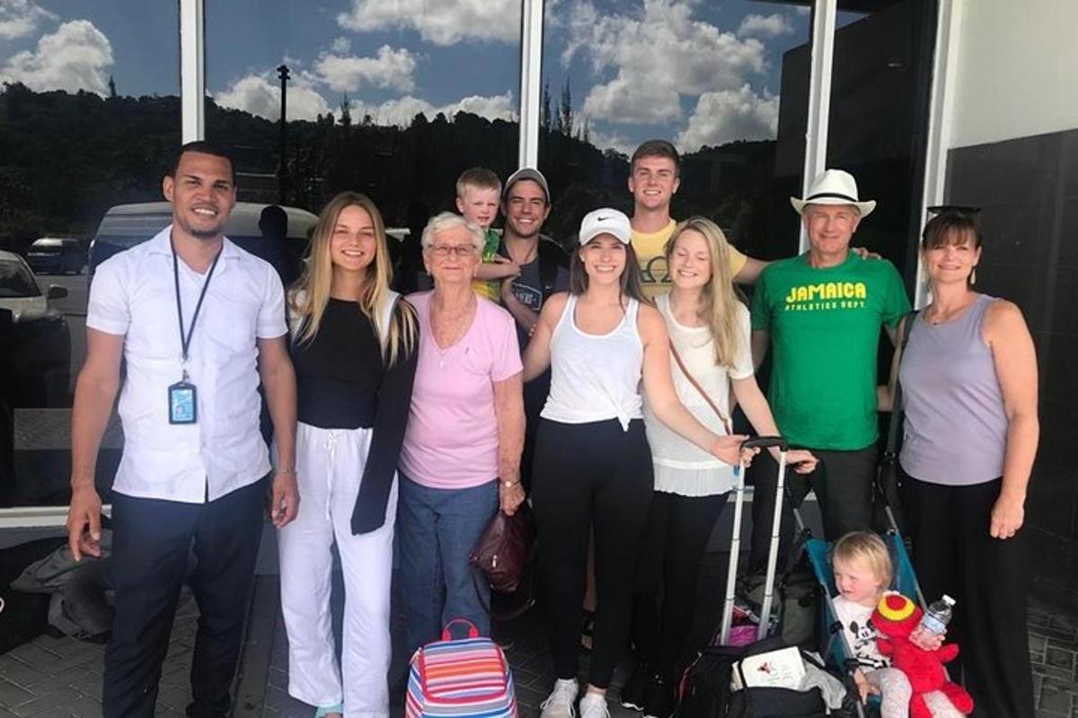 grupp inimesi, kes poseerivad pildi jaoks