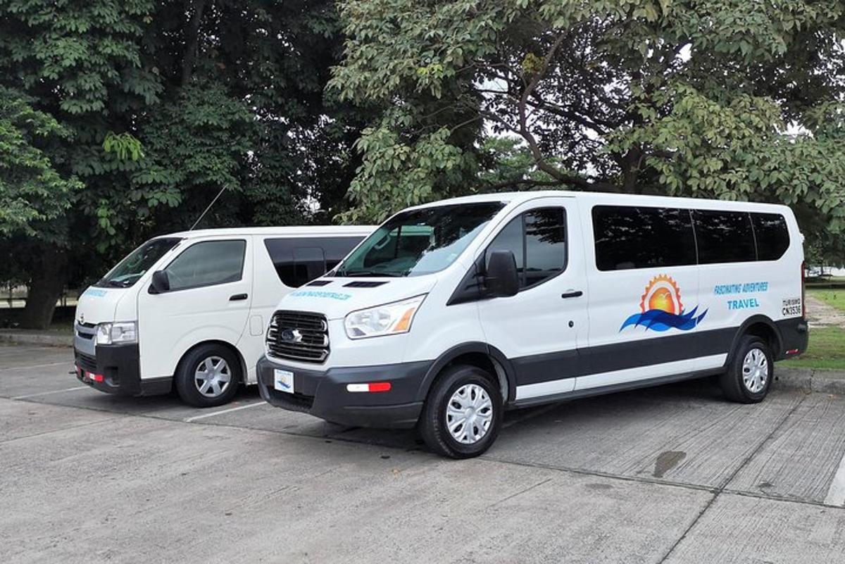 dua buah van putih diletakkan di tempat letak kereta