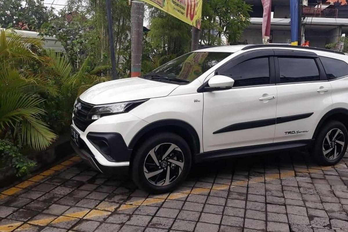 một chiếc xe suv màu trắng đỗ trong bãi đậu xe