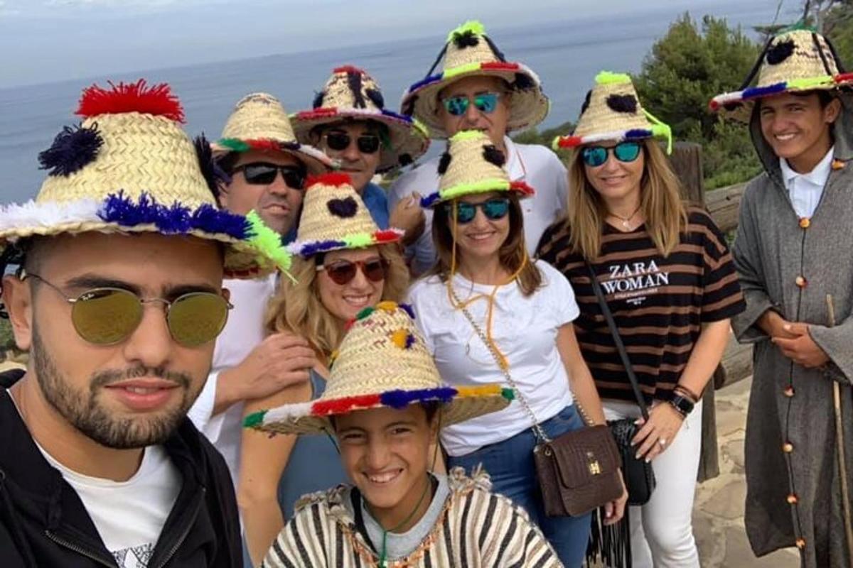 група људи који носе шешире позирају за фотографију
