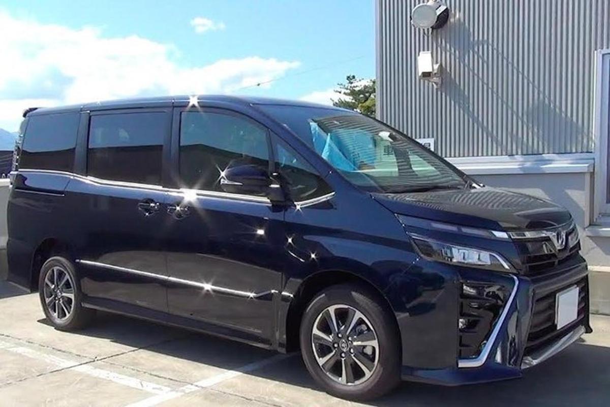 una minivan blava aparcada en un aparcament