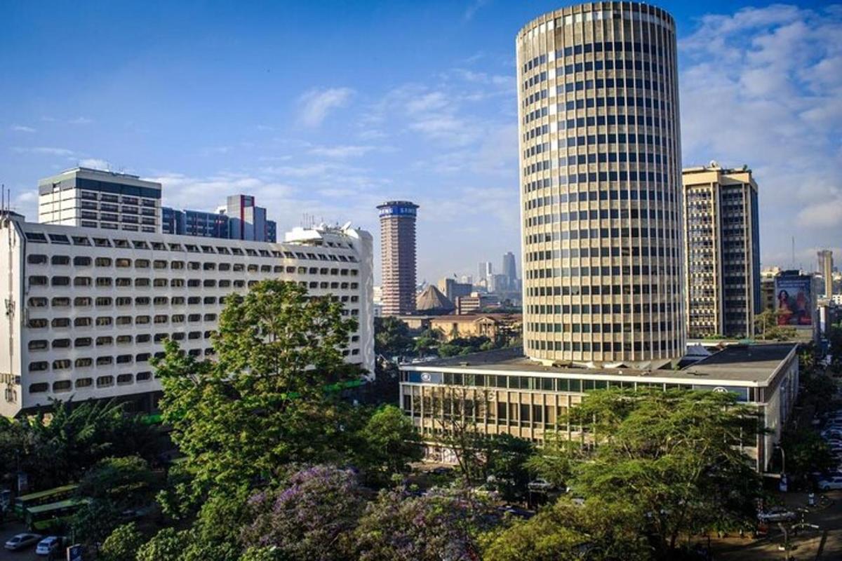 pemandangan bandar dengan bangunan tinggi dan pokok