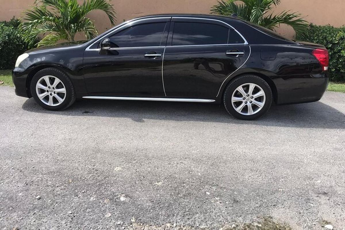 Un coche negro estacionado en un estacionamiento