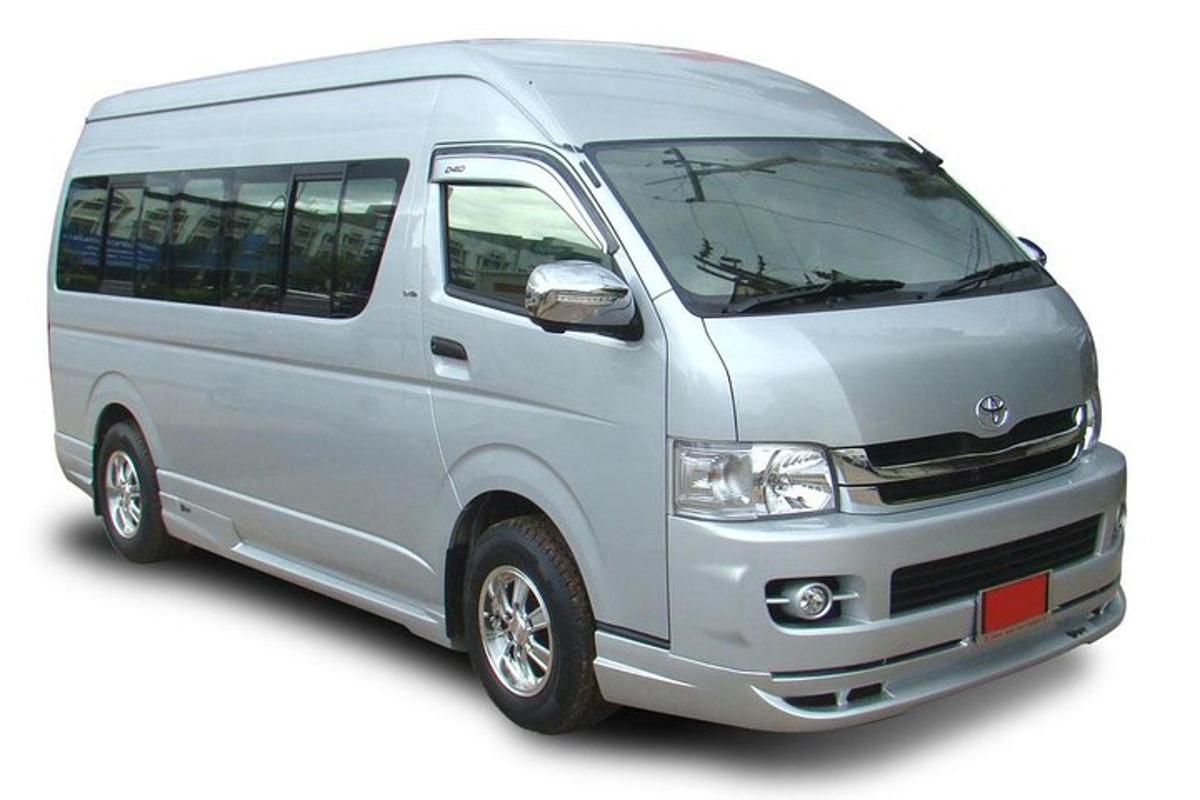 Srebrni kombi je prikazan na belem ozadju
