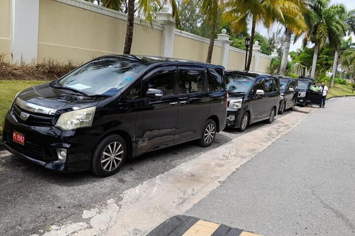 red automobila parkiranih uz stranu ulice
