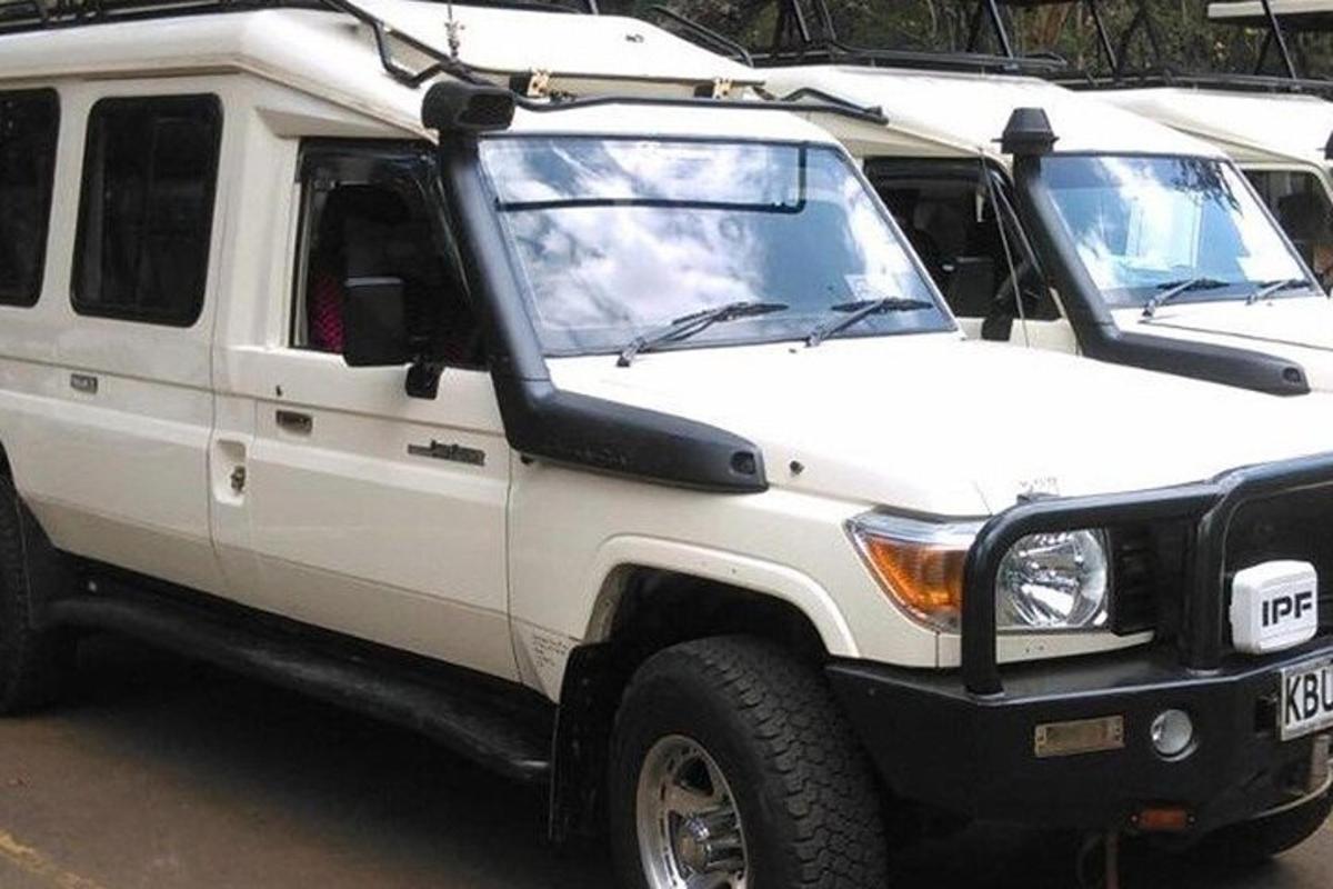 sebuah jip putih diletakkan di tempat letak kereta