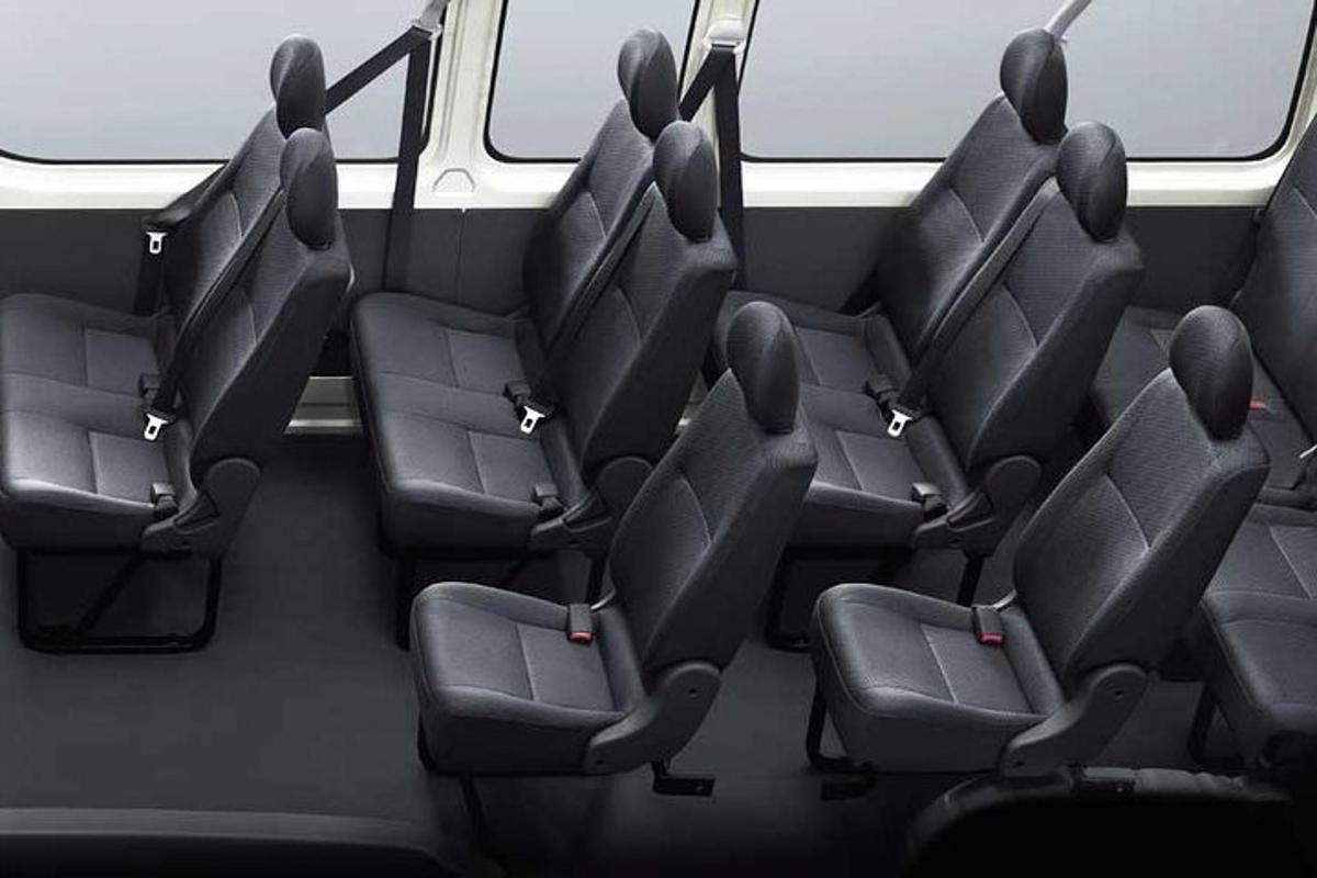 un gruppo di sedili su un autobus