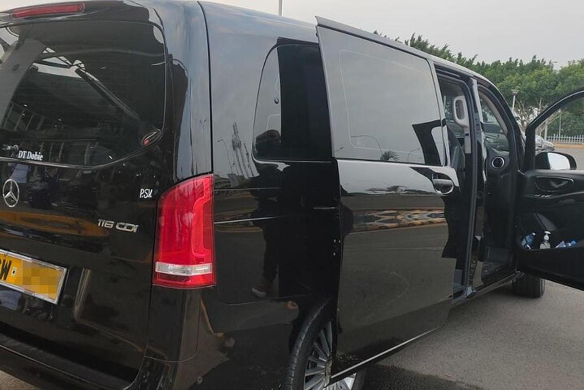 otoparkta kapısı açık siyah bir minibüs
