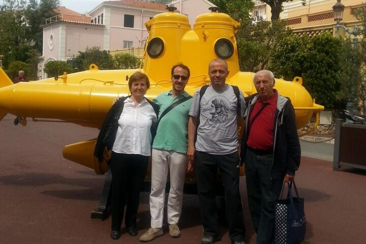 un grup de persones dempeus davant d'un avió groc