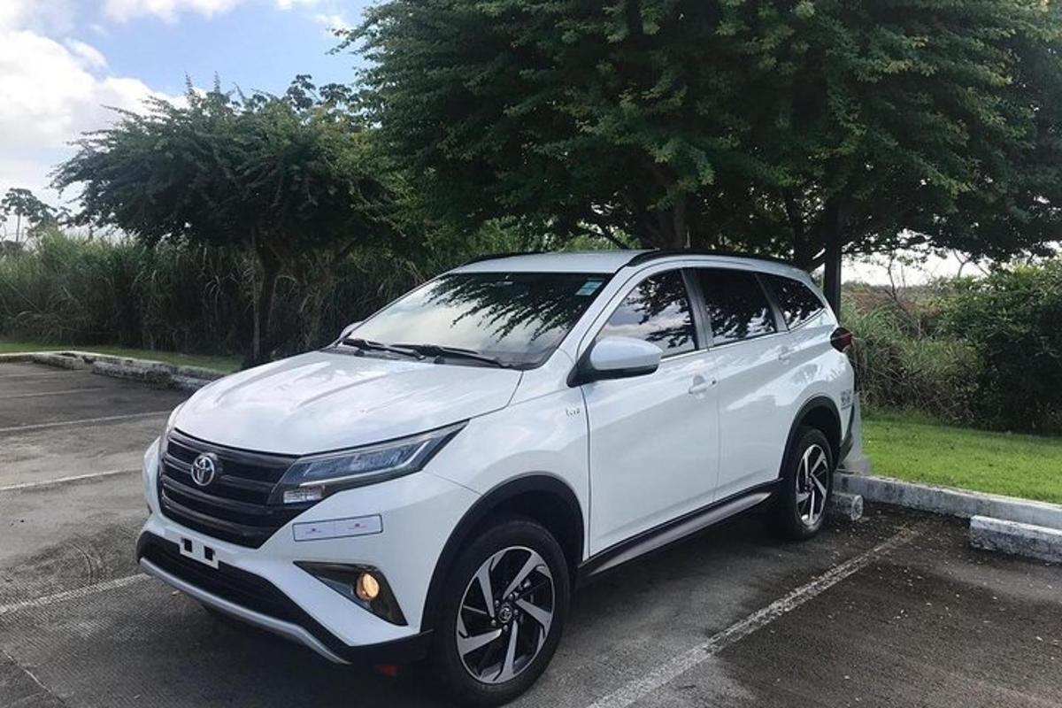 Ένα λευκό SUV παρκαρισμένο σε ένα πάρκινγκ