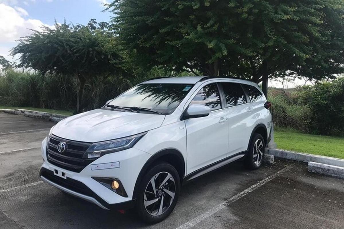 en hvit SUV parkert på en parkeringsplass