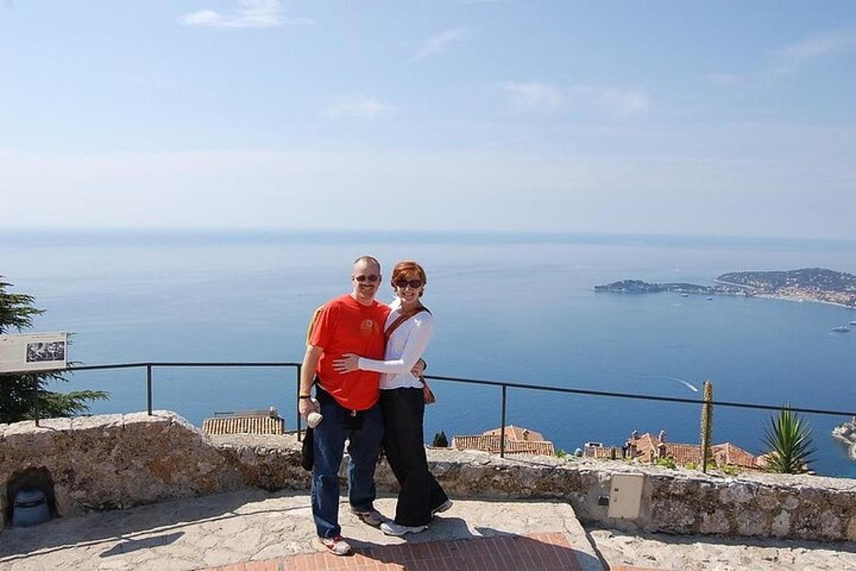 un home i una dona drets a dalt d'un edifici