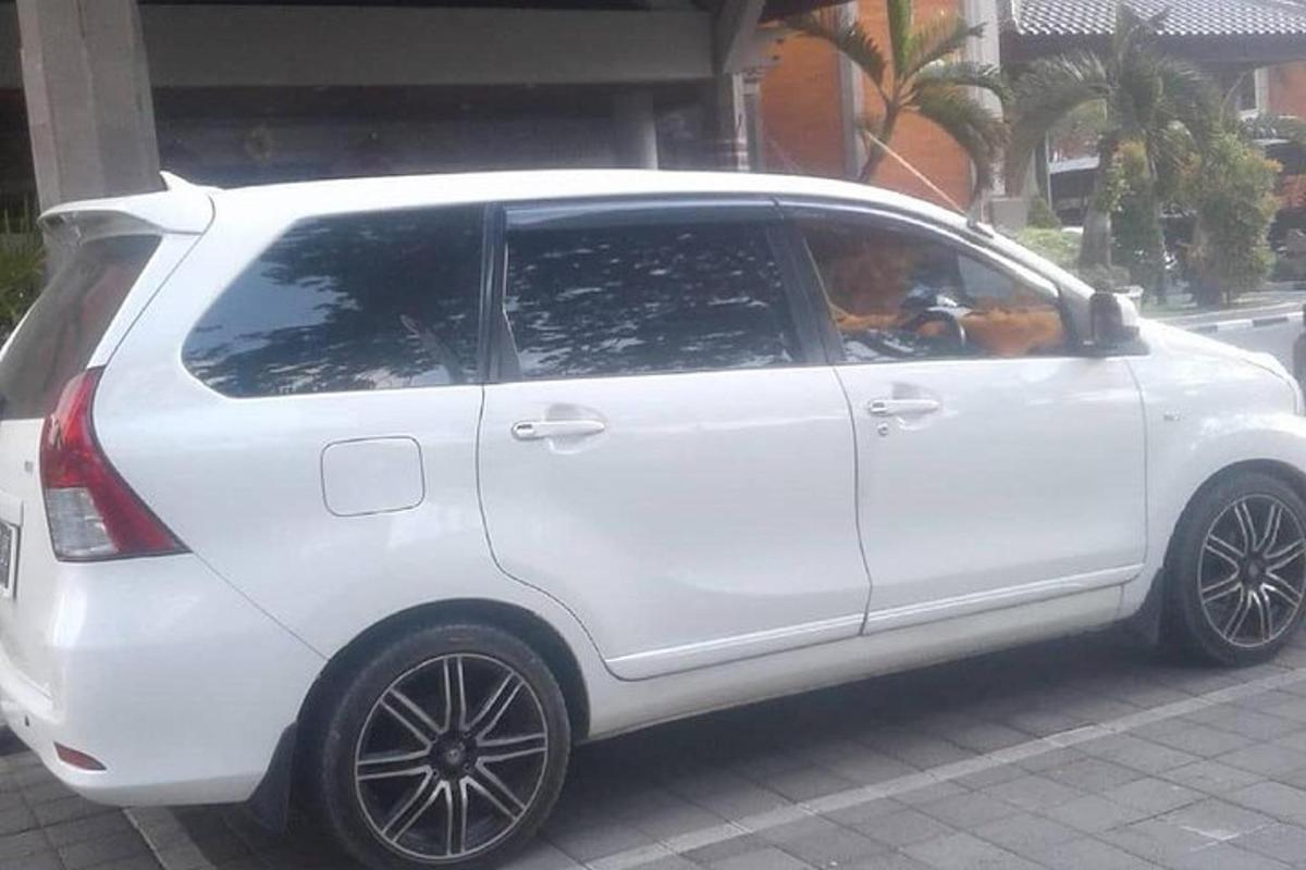 bílé auto zaparkované na kraji ulice