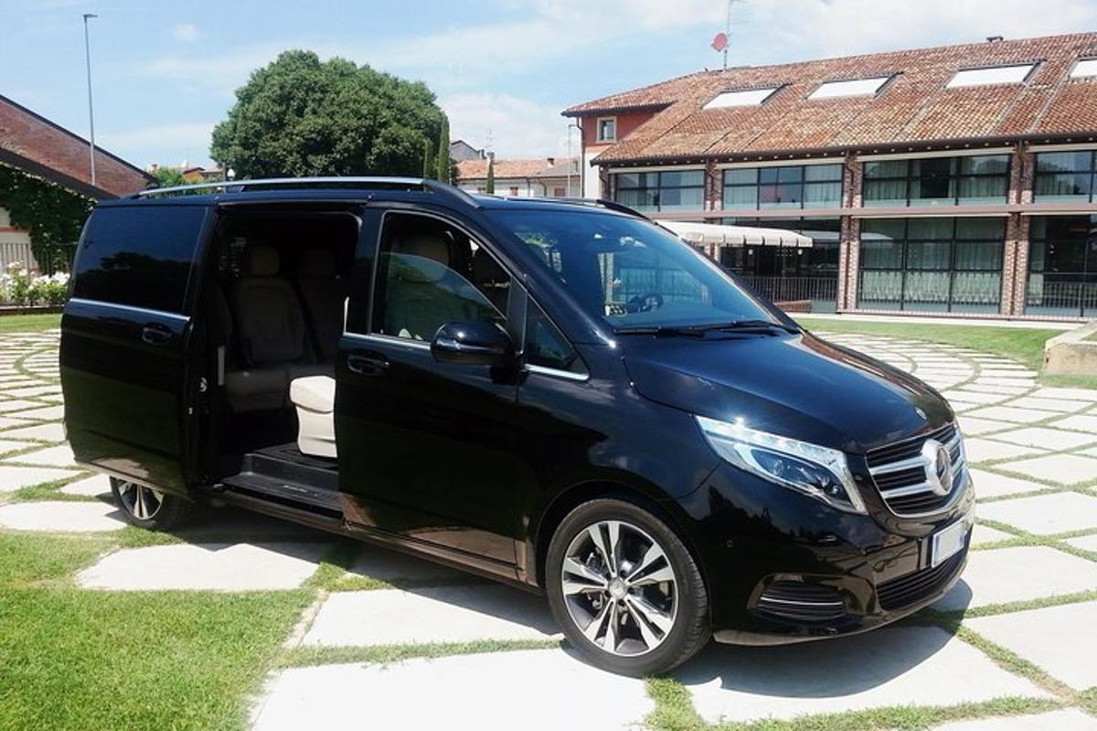 uma van preta estacionada em um estacionamento