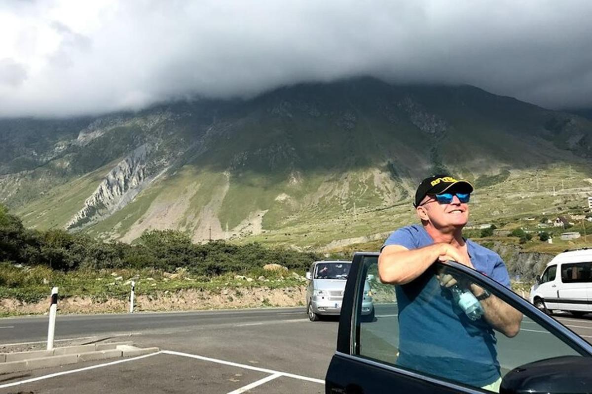 muž sedící v autě na silnici