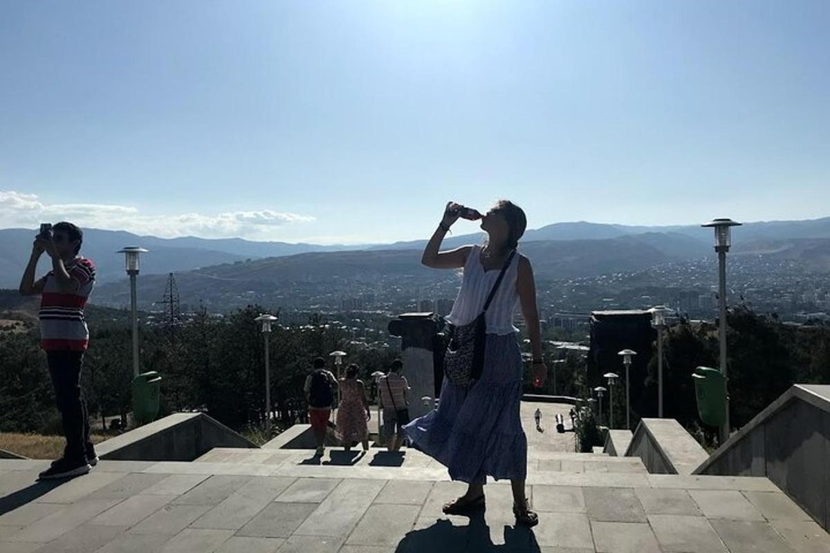 Dvě ženy stojí na vrcholu hory