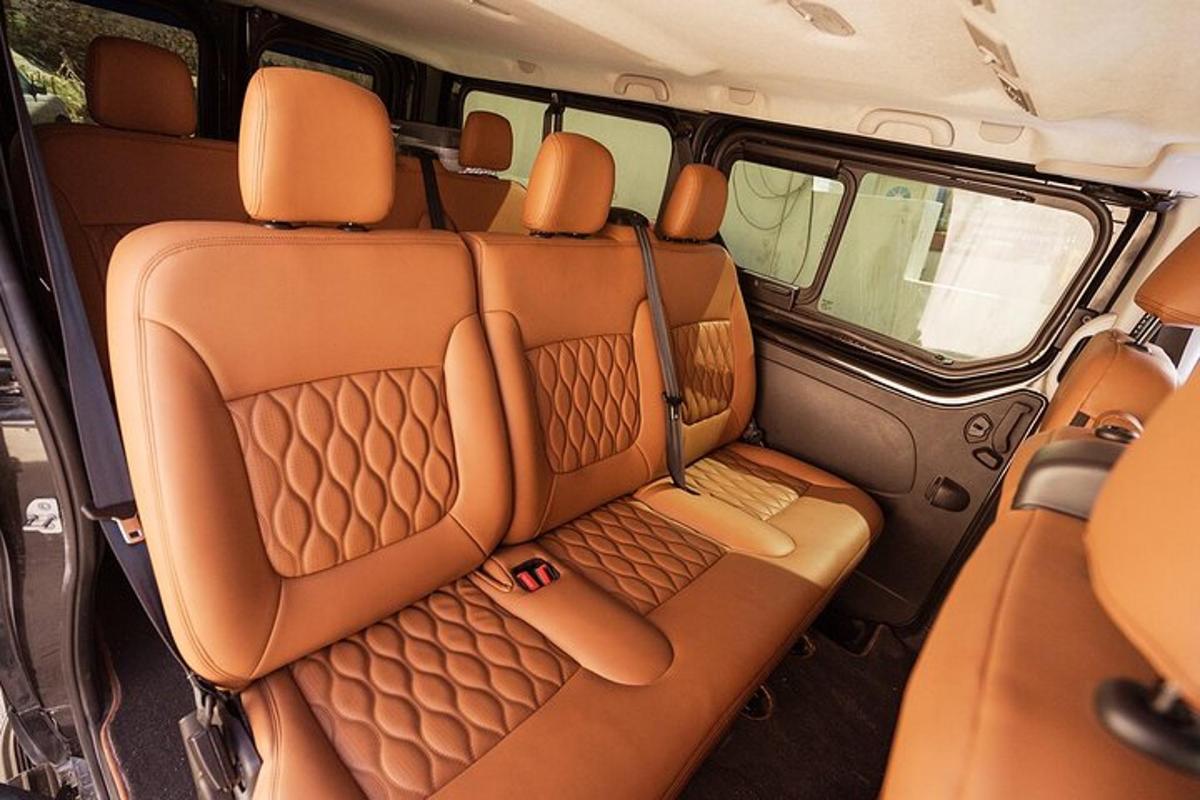 isang view ng back seat ng isang kotse
