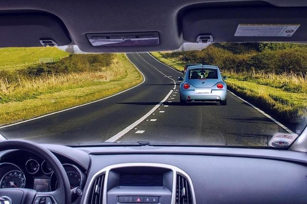 auto jedoucí po silnici s