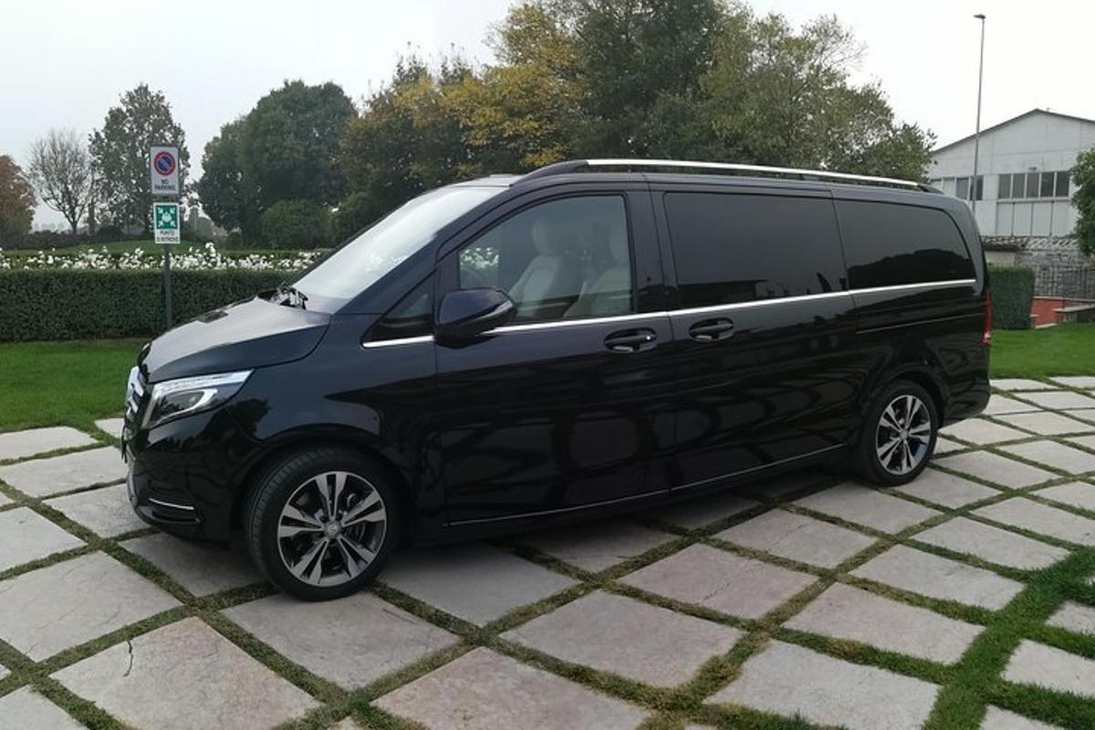un furgone nero parcheggiato in un parcheggio