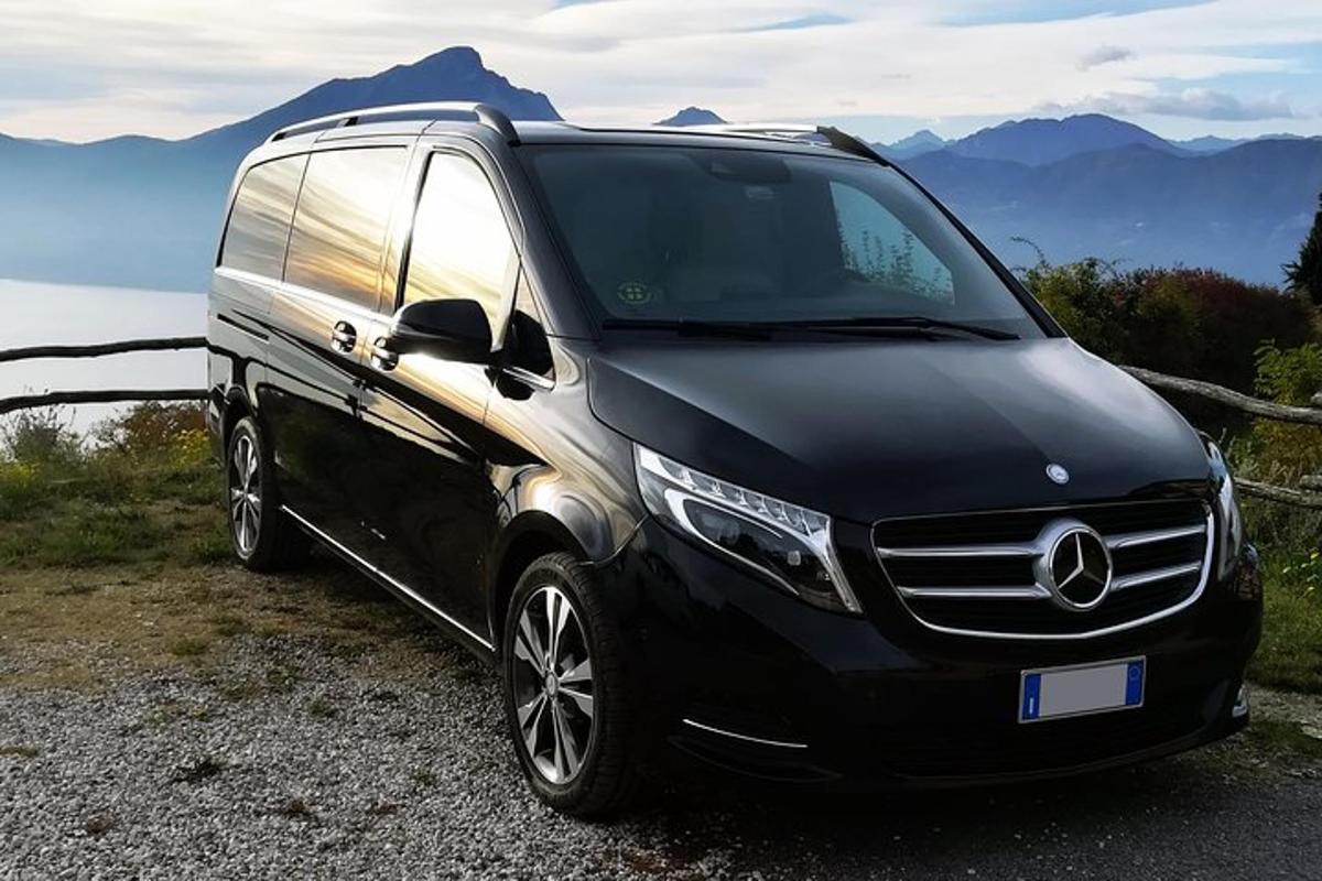 un SUV nero e argento parcheggiato sul fianco di una montagna