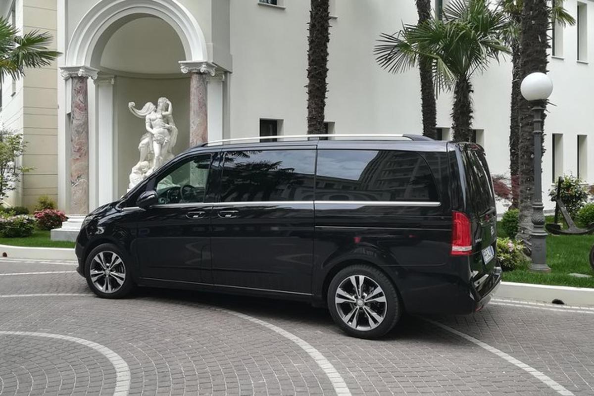 un furgone nero parcheggiato davanti a un edificio