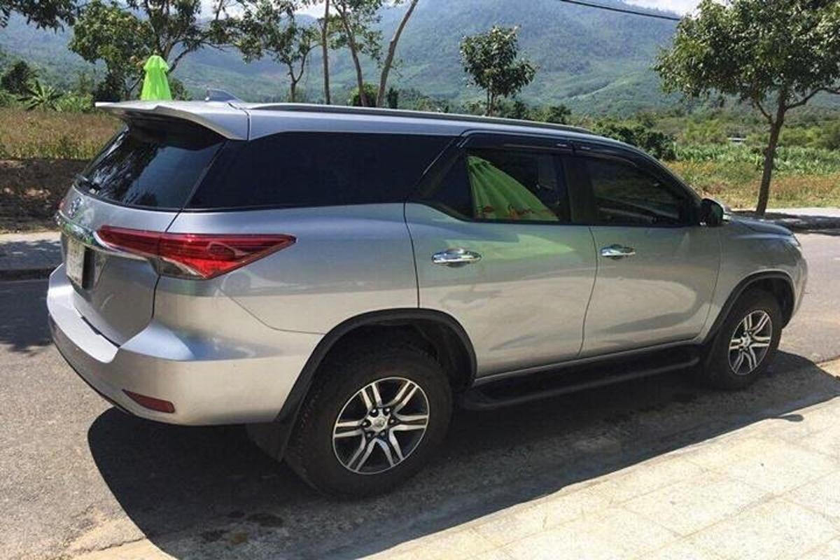 stříbrné SUV zaparkované na parkovišti