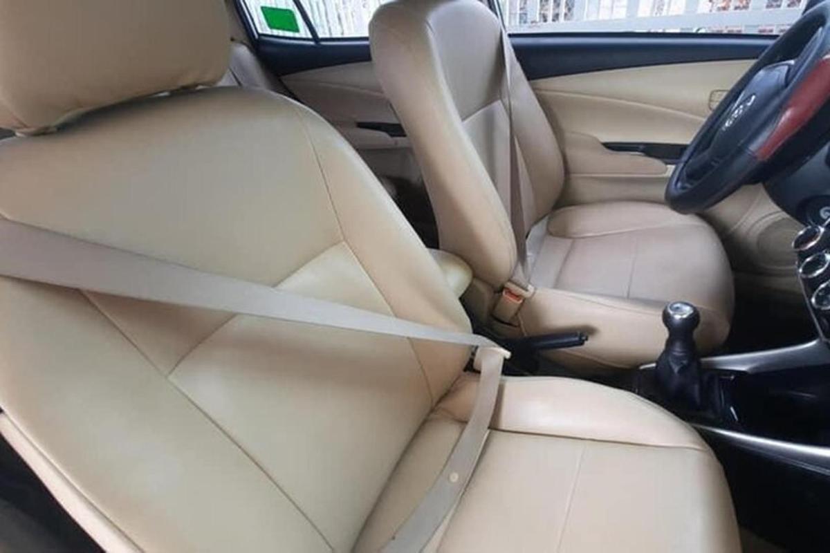detailní záběr na zadní sedadla auta