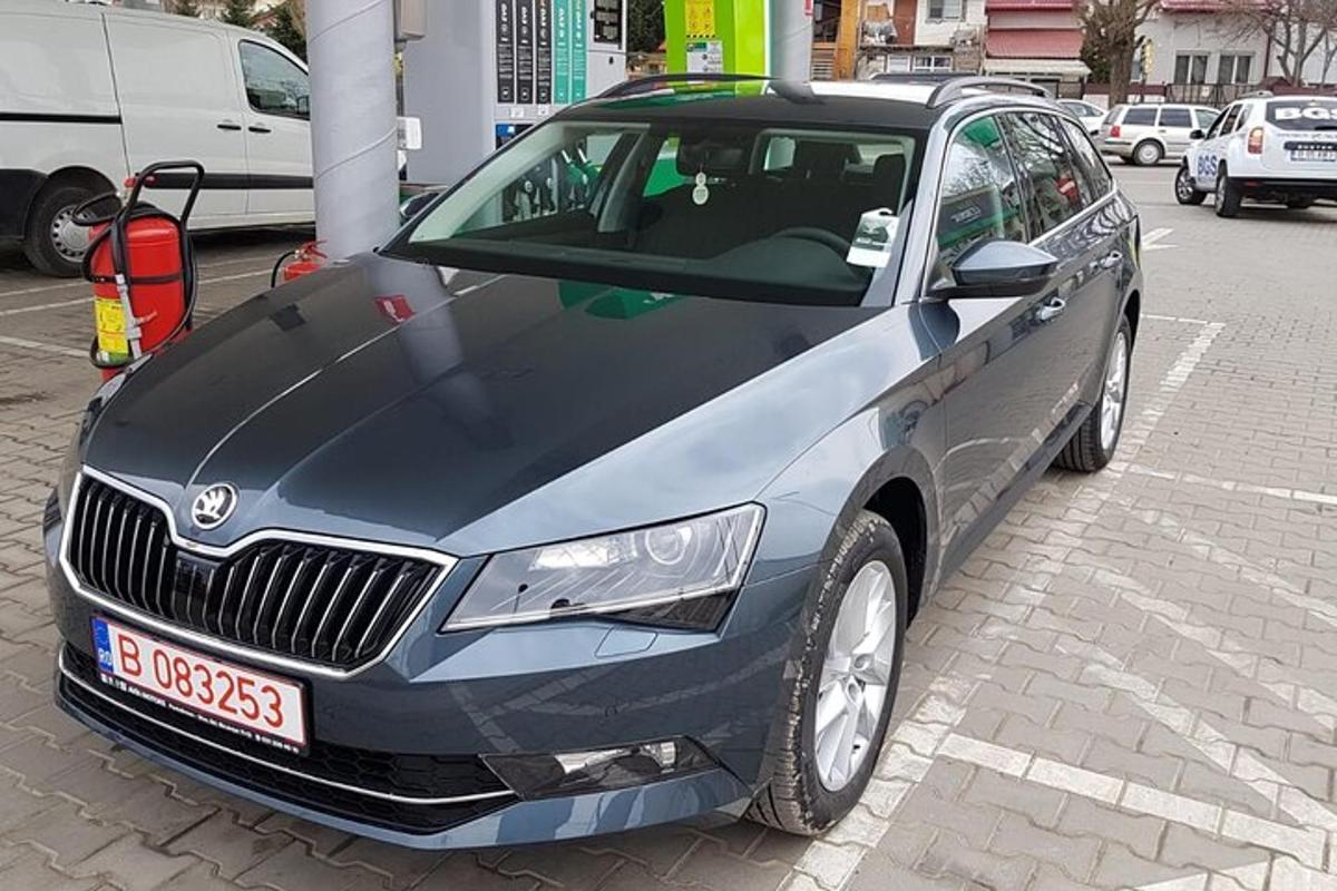 automašīna, kas novietota ielas malā